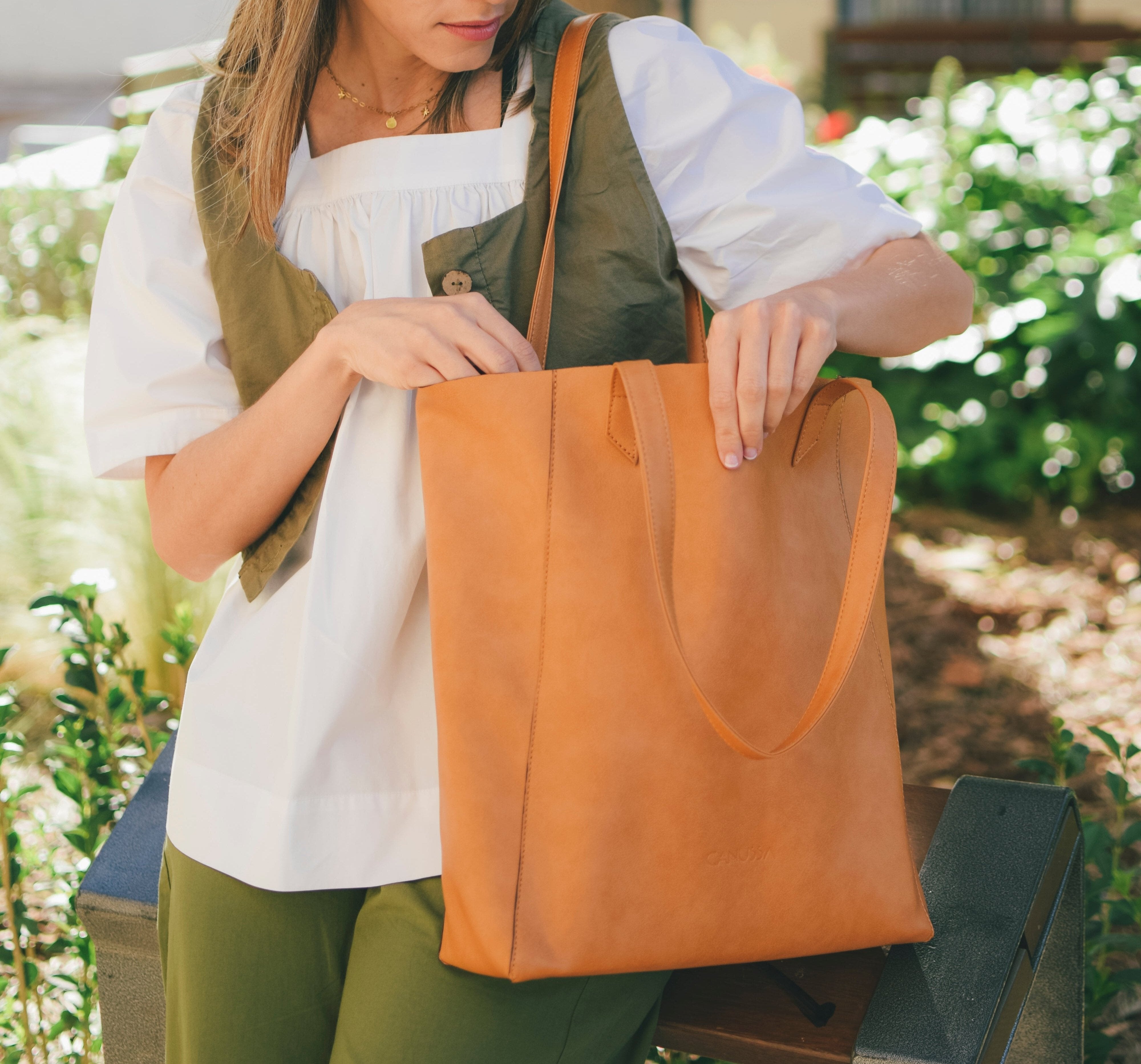 Lite - Camel Vegan shoulder bag - Ecomarket.com
