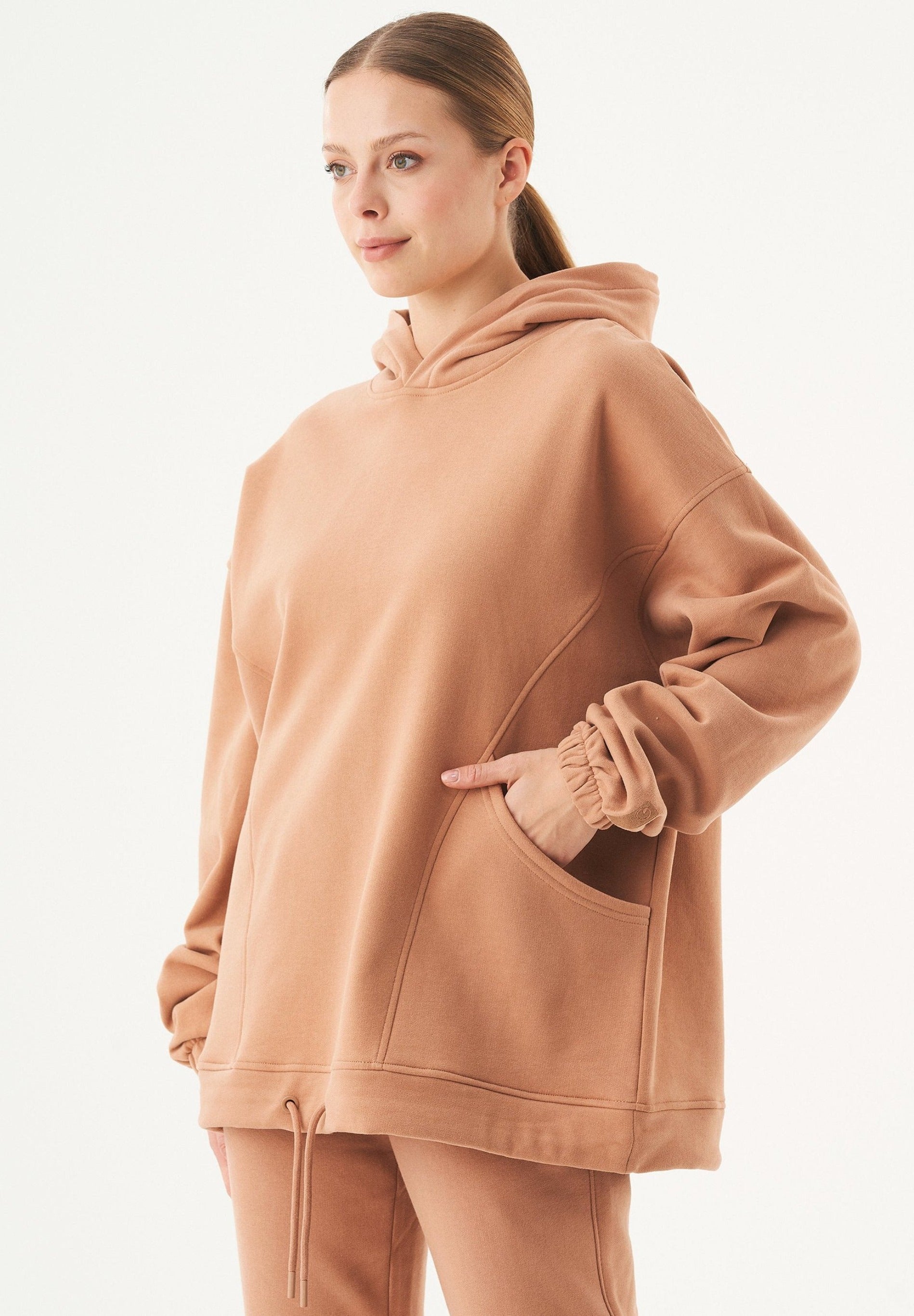 HANDE Soft Touch Oversize Hoodie in 100% Organic Cotton in light brown - Ecomarket.com
