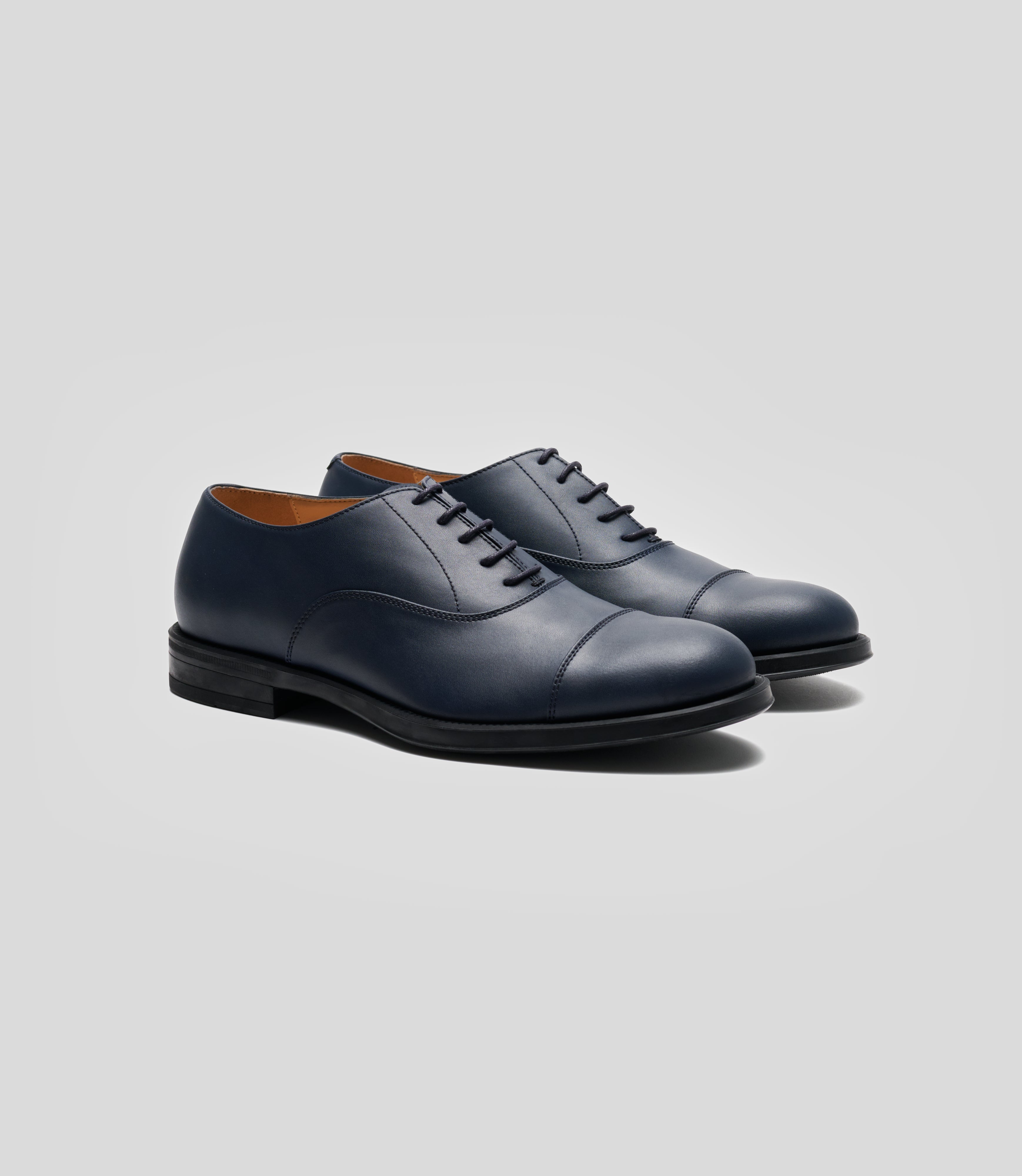 Vegan Oxford - Man shoes showcasing a navy blue smooth upper and classic design, perfect for formal occasions.