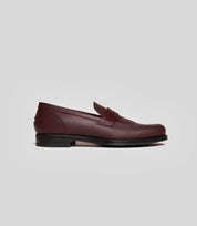 Vegan Loafer - Man in burgundy color with a distinctive U-shaped pattern and sleek design.