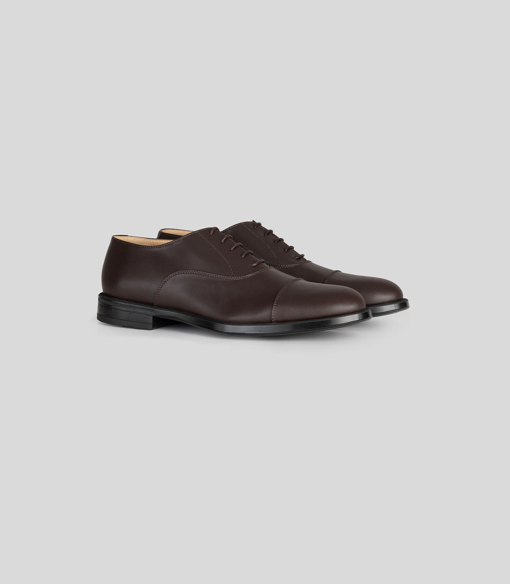 Vegan Oxford - Man elegant brown formal shoes with laces and rounded toe, showcasing class and sophistication.