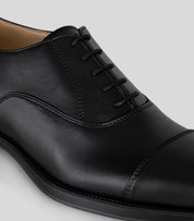 Vegan Oxford - Man with a smooth upper, rounded toe, and front laces, showcasing elegance and style.