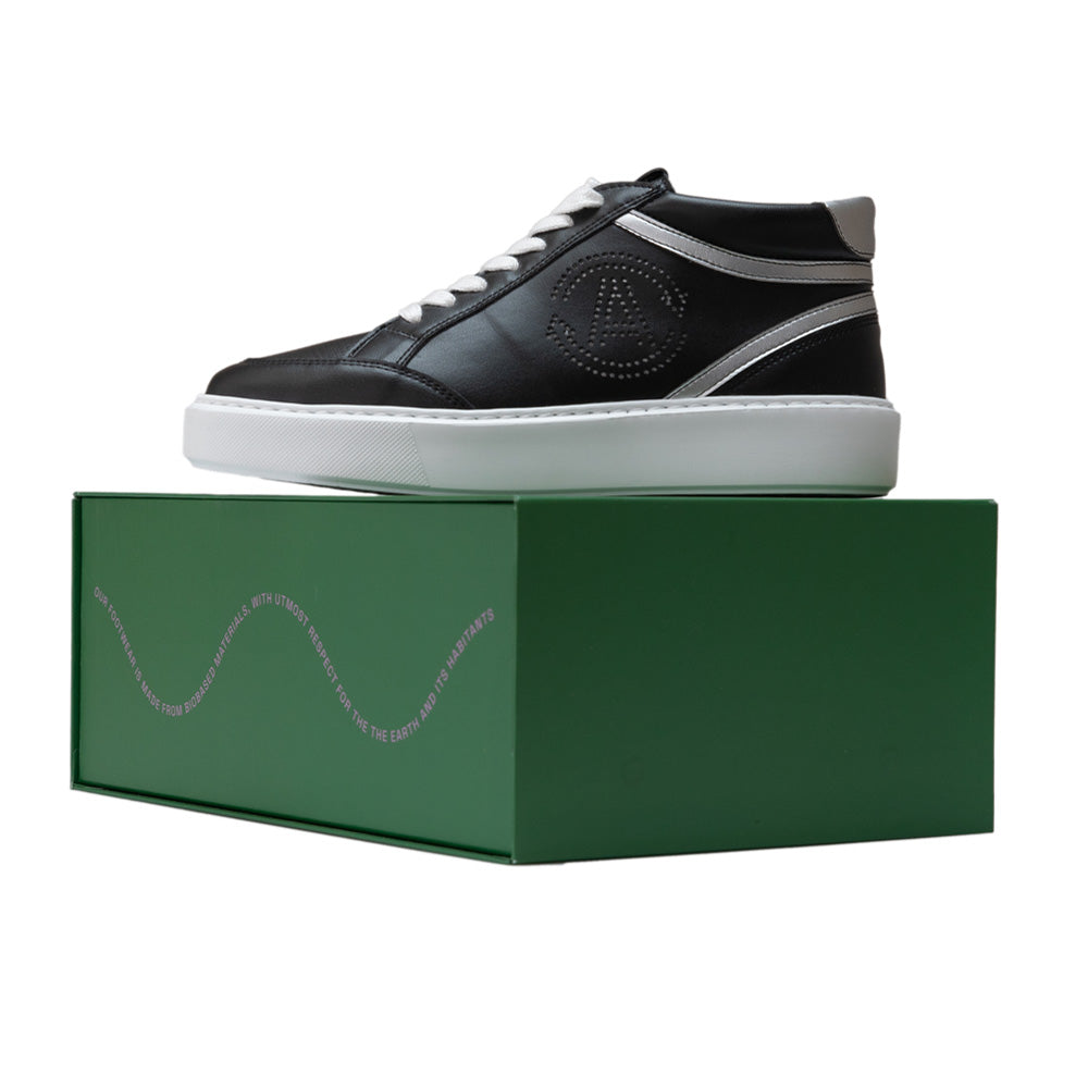 Agazi Blanka Black and Silver shoes displayed on their box, illustrating the sustainability message and eco-friendly packaging.