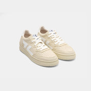 Vue frontale des baskets beiges ZETA B3, soulignant la forme et les détails du laçage.