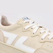 Gros plan des baskets beiges ZETA B3, mettant en évidence les textures et coutures.