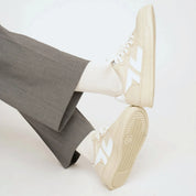 Baskets Beta B3 couleur beige portées, style minimaliste et confortable pour une mode responsable.
