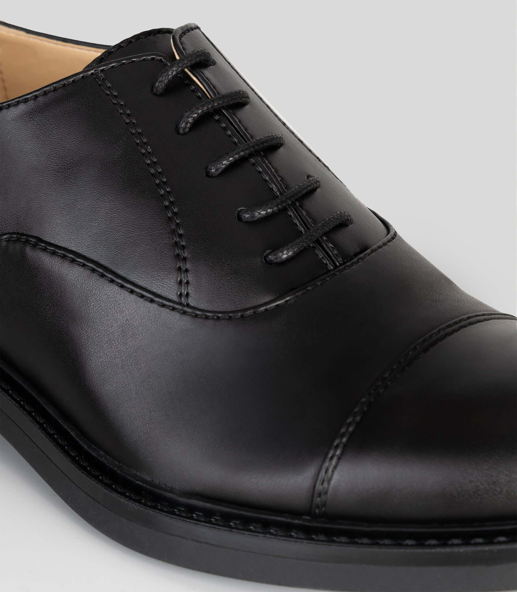 Vegan Oxford - Woman black lace-up Oxford shoe featuring Blake Construction from Solari Milano.