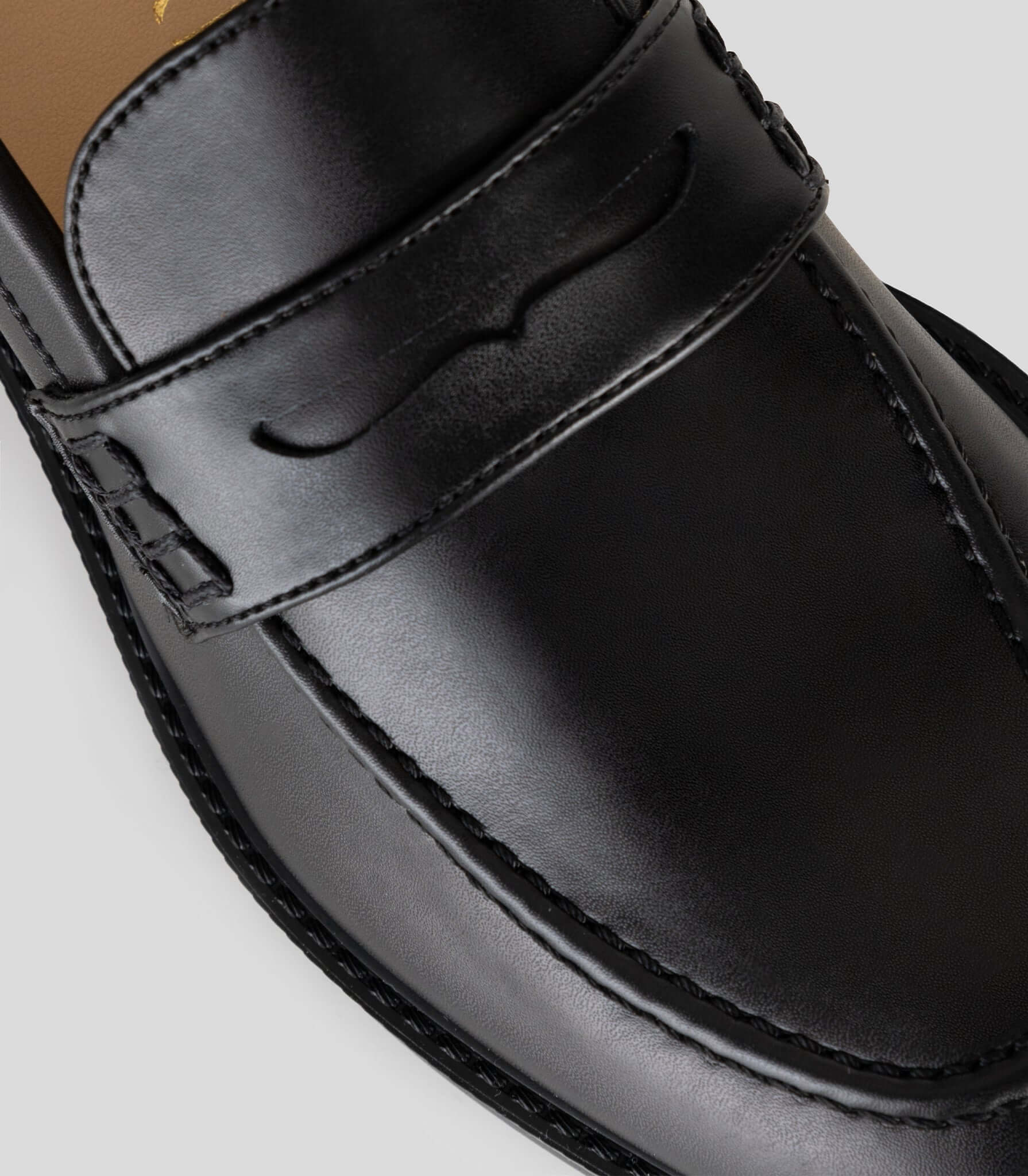 Vegan Loafer - Woman, close-up of black leather upper with distinctive U-shaped design.