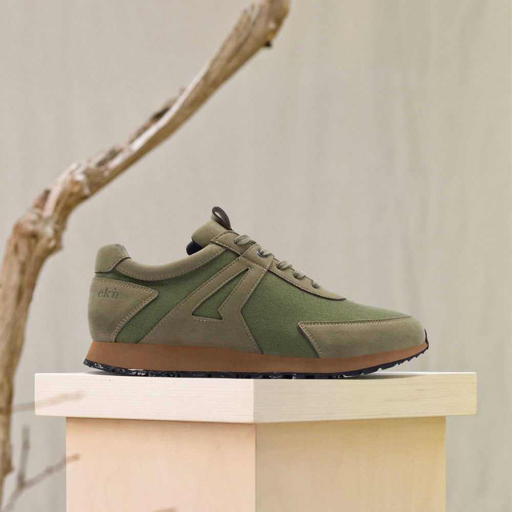 EKN Low Seed Runner Artichoke displayed on a pedestal, representing sustainable footwear on Ecomarket.