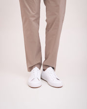 Vegane weiße Unisex-Sneaker zum Tennisspielen, die man gut zu Hosen tragen kann