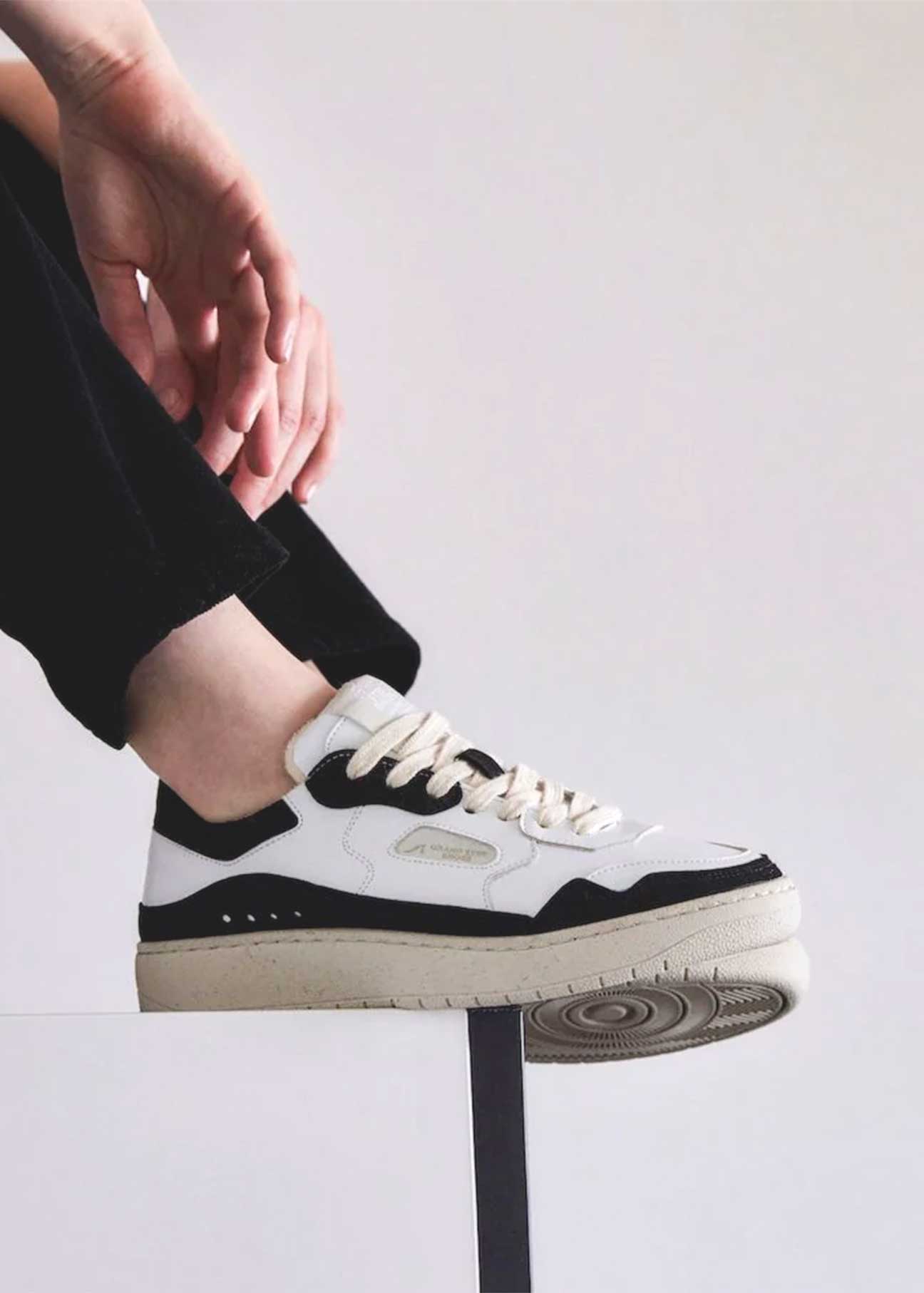 Level Black & White Vegan Sneakers – made with Apples - Ecomarket.com