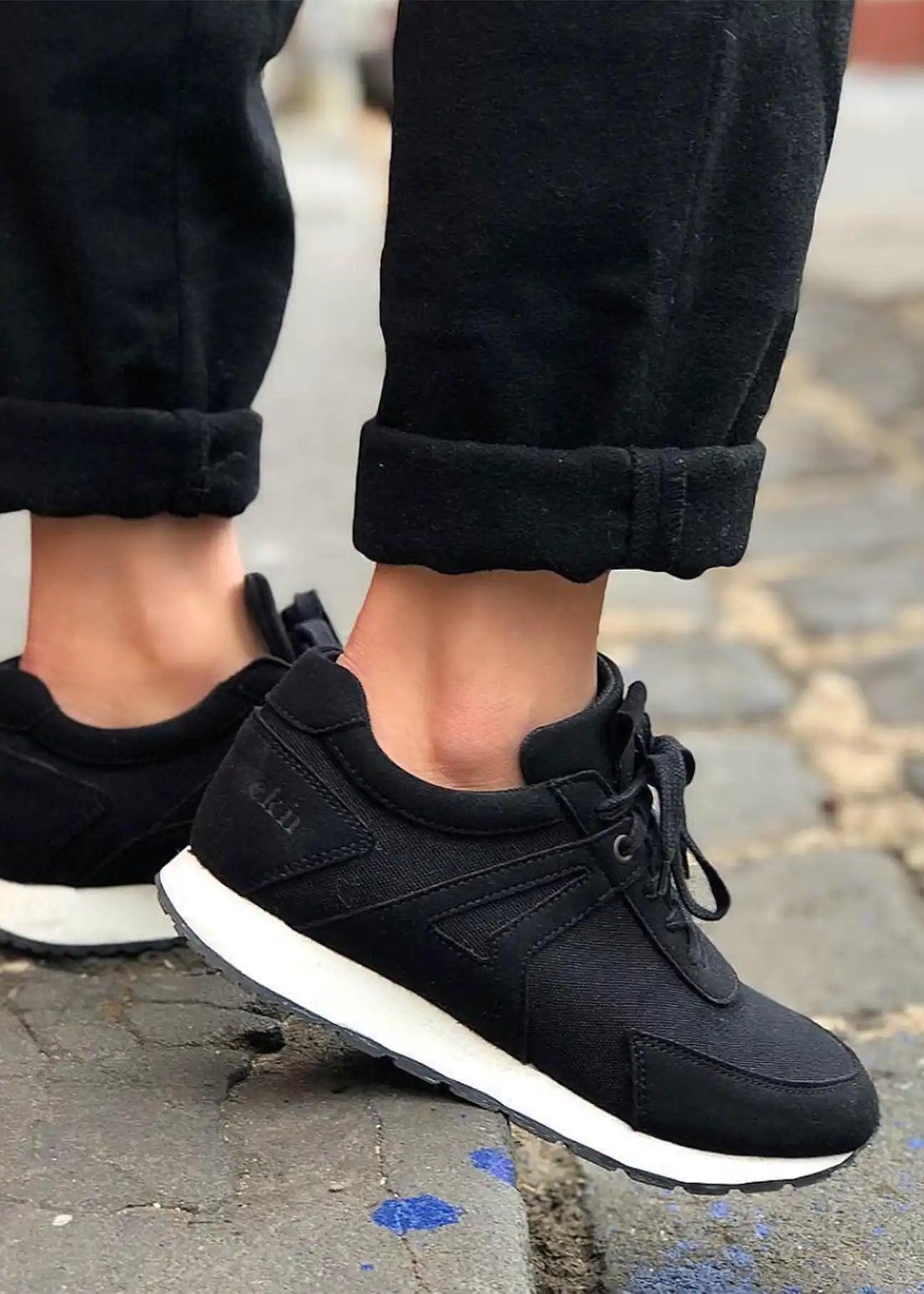 EKN Low Seed Runner Black-Vegan - Ecomarket.com