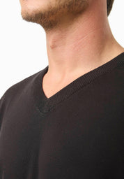 Suéter de punto de algodón orgánico con cuello en V en negro