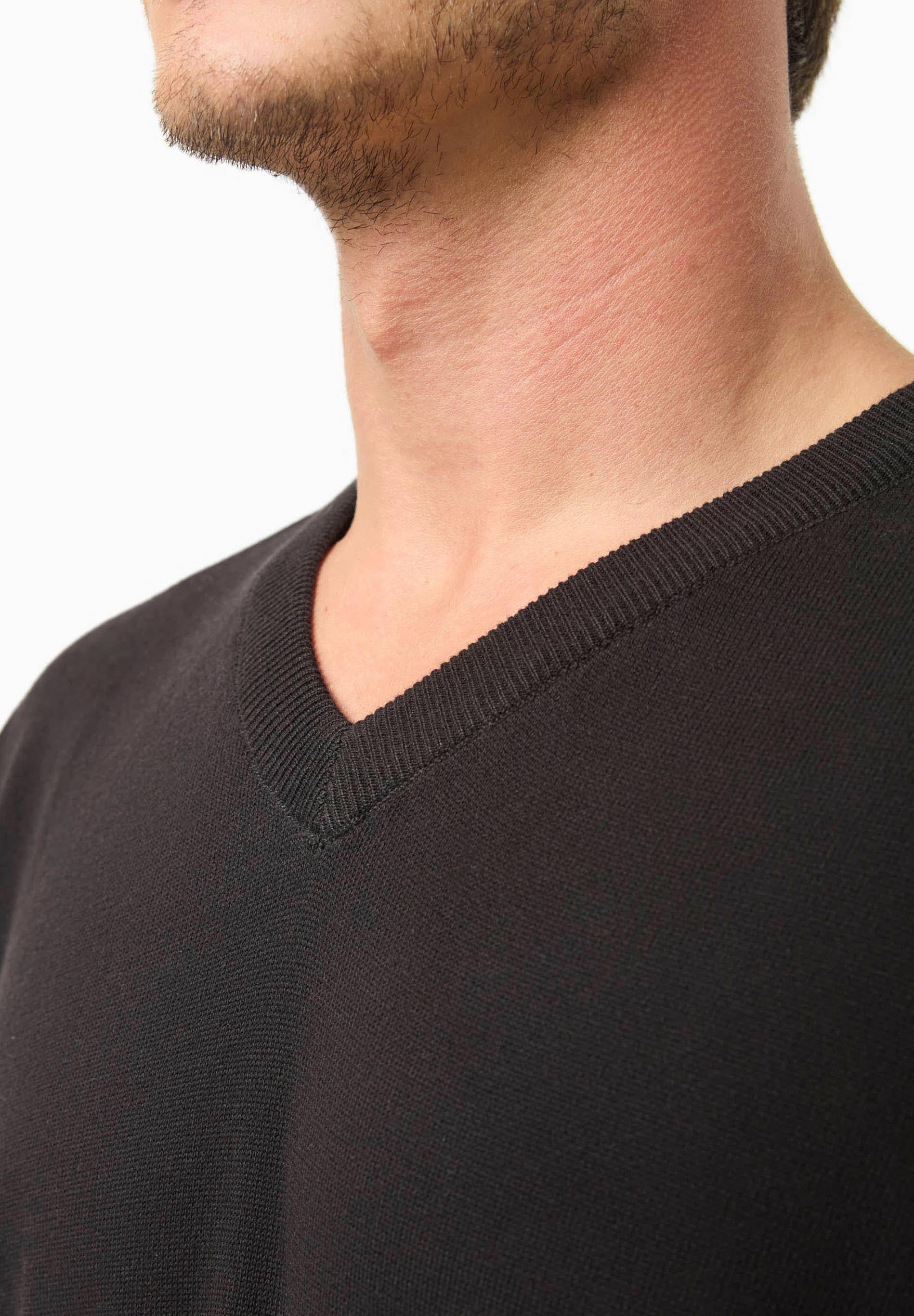 Suéter de punto de algodón orgánico con cuello en V en negro