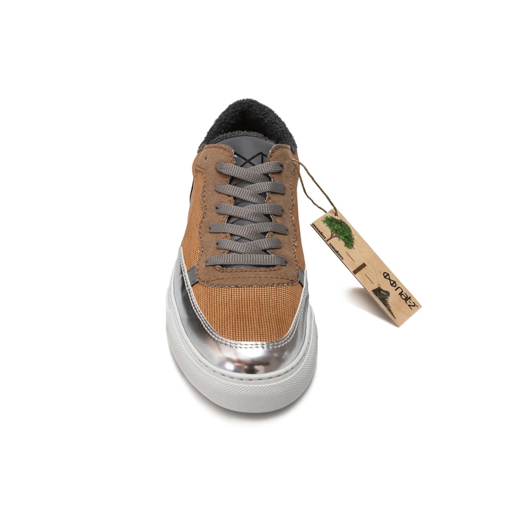 Nat-2 Wood Beige Sustainable shoe. Front view displaying the shoe's lace-up design and sustainable texture.