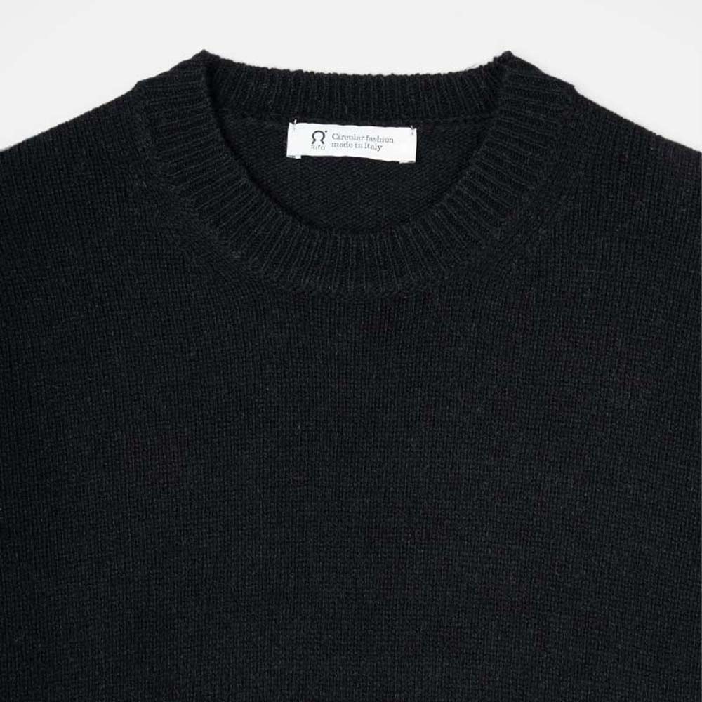 Rifó Edda Recycled Cashmere Sweater in black - Women