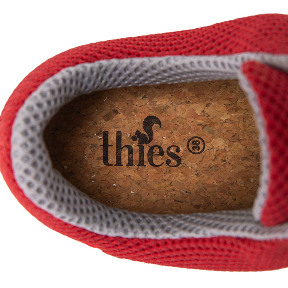 Thies Cornrunner Crimson Red inner sole close-up showing the sustainable cork insole with the thies logo. Ecofriendly running shoes. 