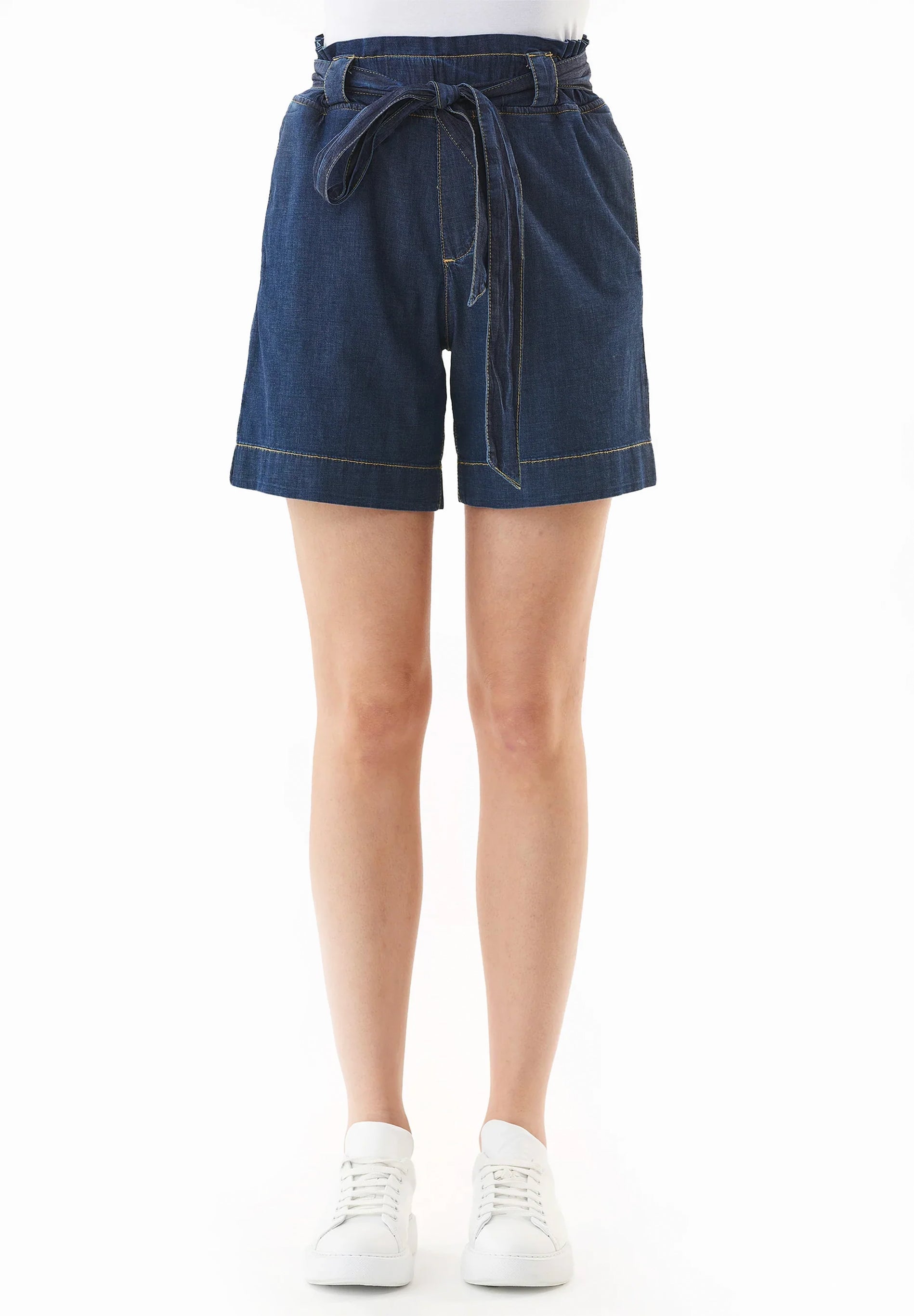 Shorts tipo paperbag en denim elástico de algodón orgánico