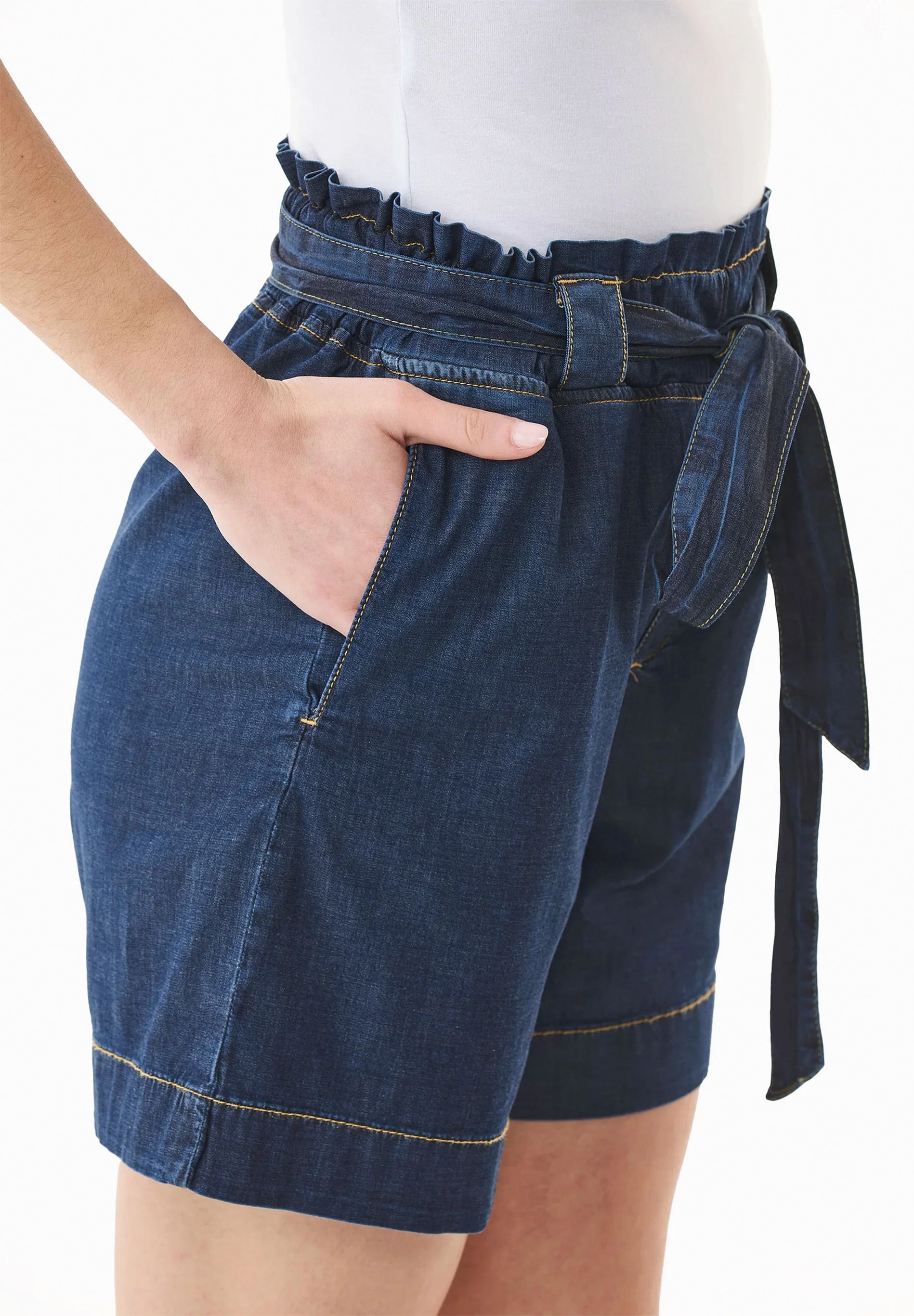 Shorts tipo paperbag en denim elástico de algodón orgánico