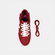 Vue du dessus des baskets rouges Beta B3, mettant en avant les lacets et la silhouette intérieure.