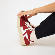 Baskets rouges B3 portée par notre mannequin féminin.