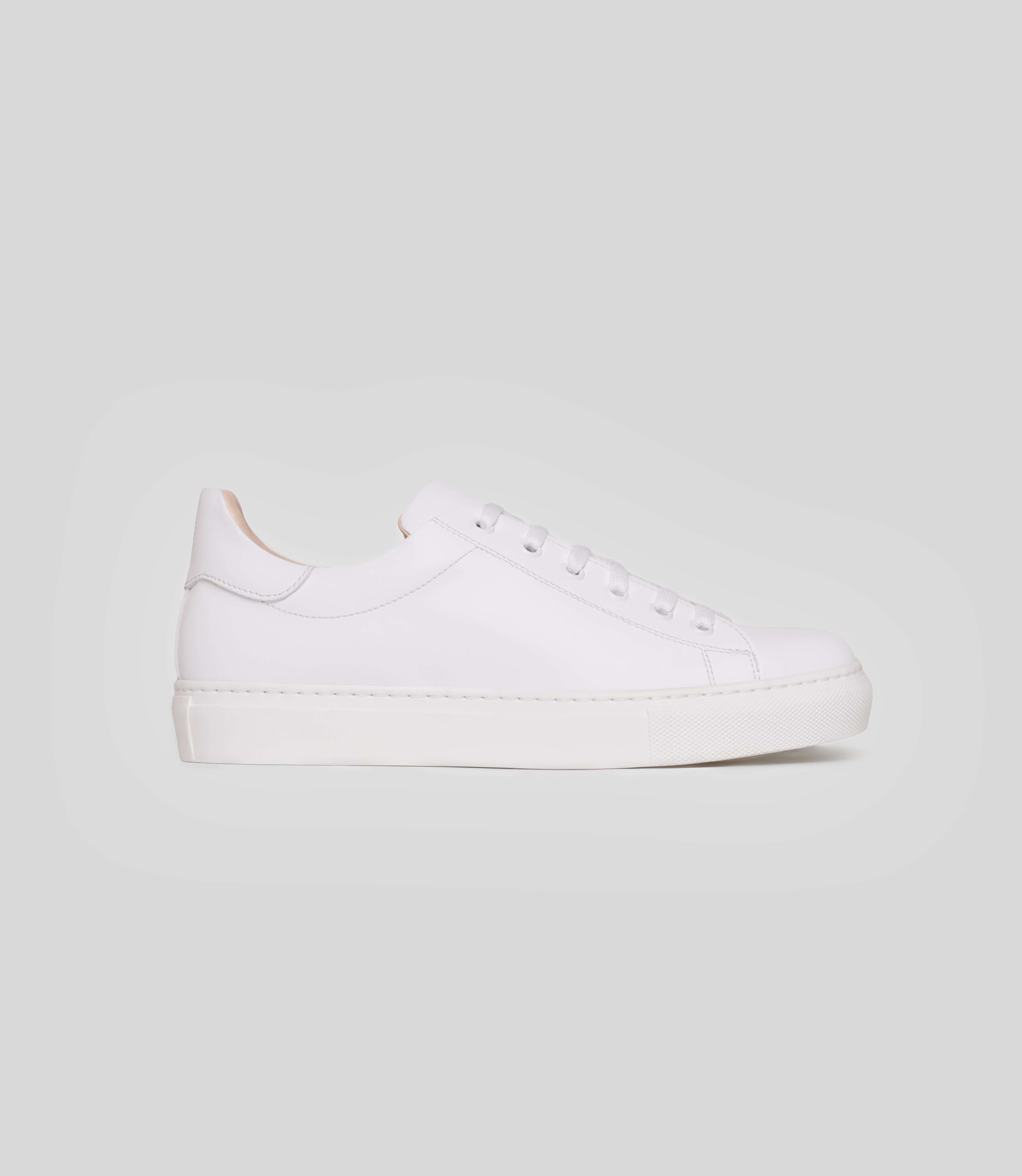 Veganer Sneaker L1 in Weiß, handgefertigt aus Mikrofaser und Biomaterialien, ideal für den Alltag.