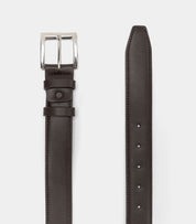 Cintura Classica Vegana – Marrone Scuro, elegante cintura in eco-pelle con fibbia argento.