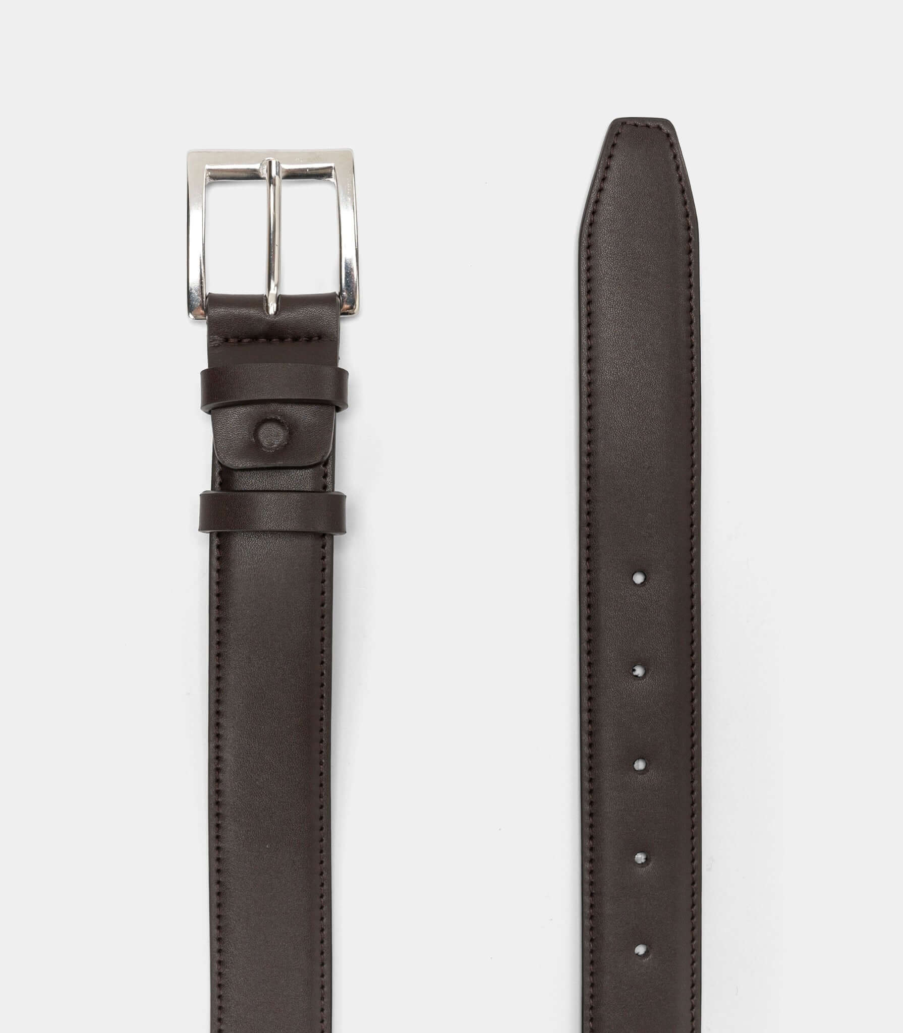 Cintura Classica Vegana – Marrone Scuro, elegante cintura in eco-pelle con fibbia argento.