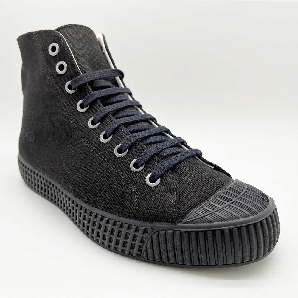 Sustainable shoes by nat2, model Black, front side angle.